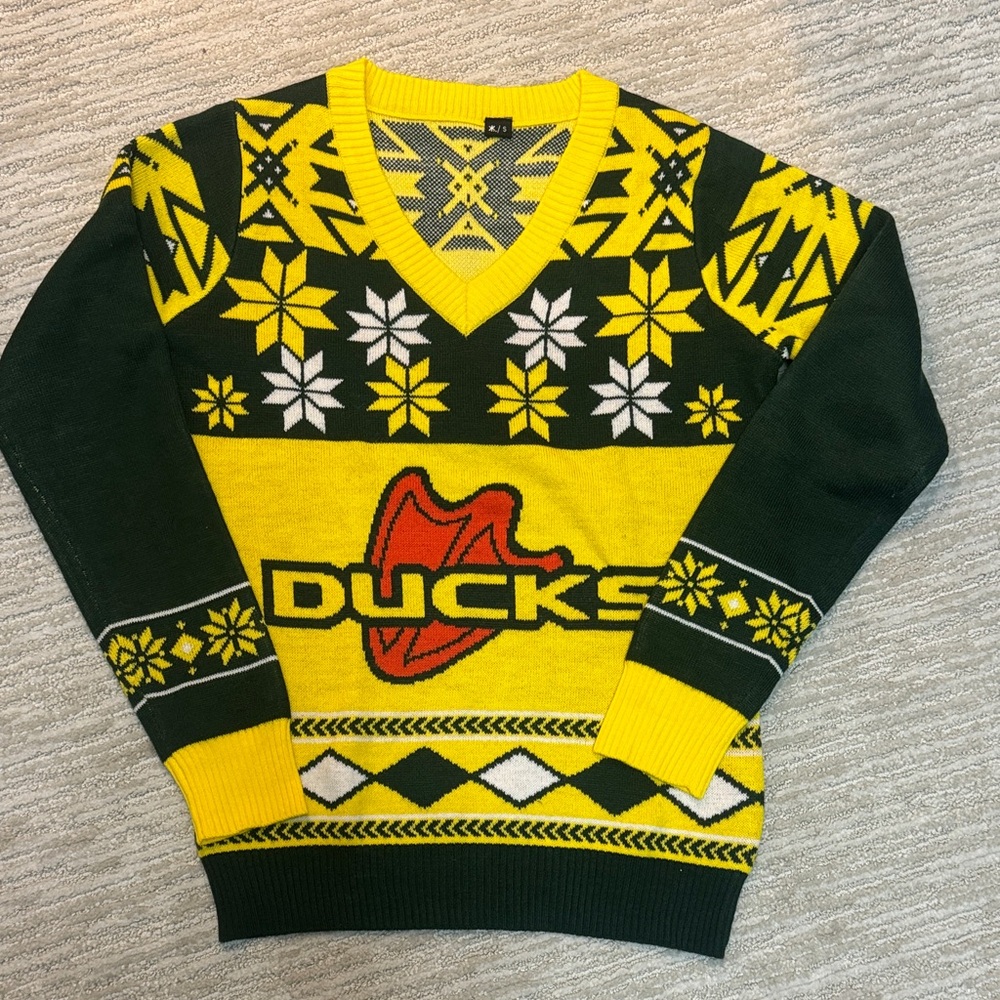 Oregon Ducks Yellow and Green Women’s Sweater. 💚💛🏈